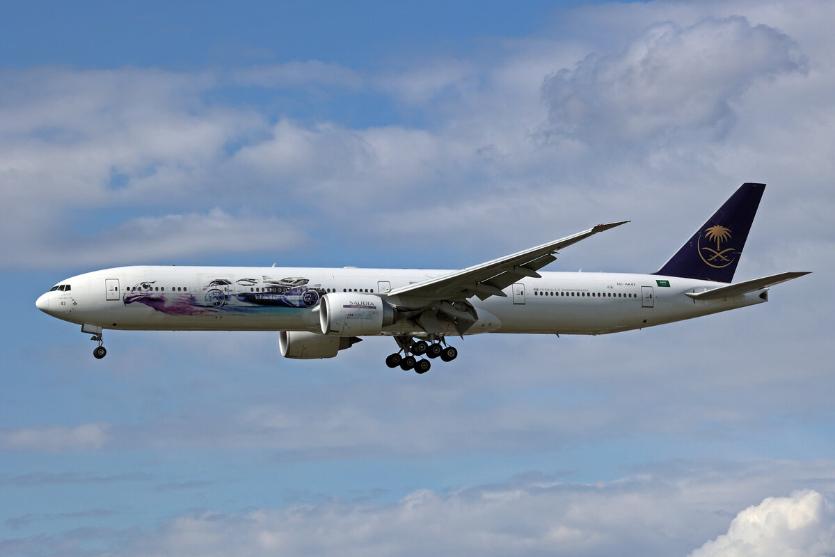 Saudi Arabian Airlines, HZ-AK43, Boeing B777-368ER, msn: 62763/1492,  2018 Saudia Ad Diriyah E-Prix , 05.Juli 2023, LHR London Heathrow, United Kingdom.