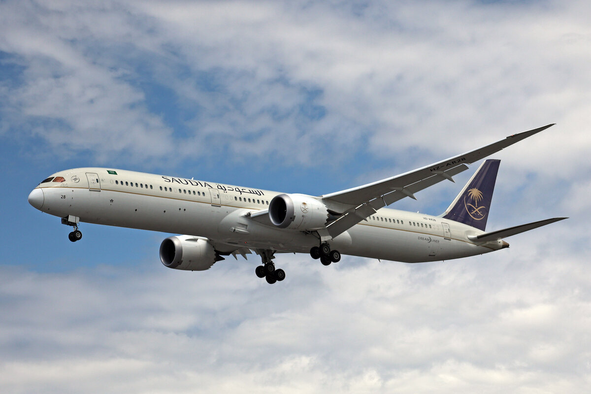 Saudi Arabian Airlines, HZ-AR28, Boeing B787-10, msn: 40054/1024, 05.Juli 2023, LHR London Heathrow, United Kingdom.