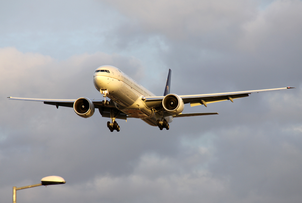 Saudi B777-300 HZ-AK11 im Anflug auf 27R in LHR / EGLL / London Heathrow am 22.02.2014