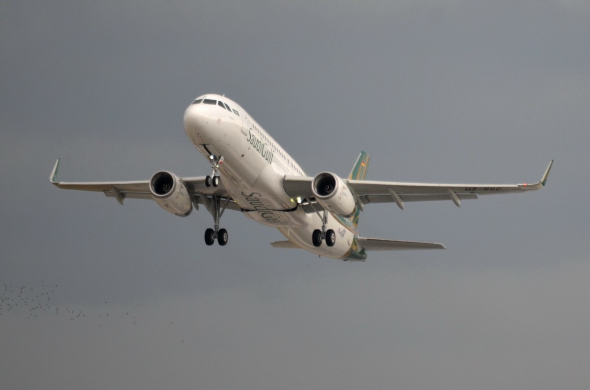 SaudiGulf Airlines  Airbus A320-200  , deutsche Kennung D-AVVN , Landes Reg. Nr HZ-SGC , Produktions Nr  6583  , in H.-Finkenwerder beim Start  18.06.2015 