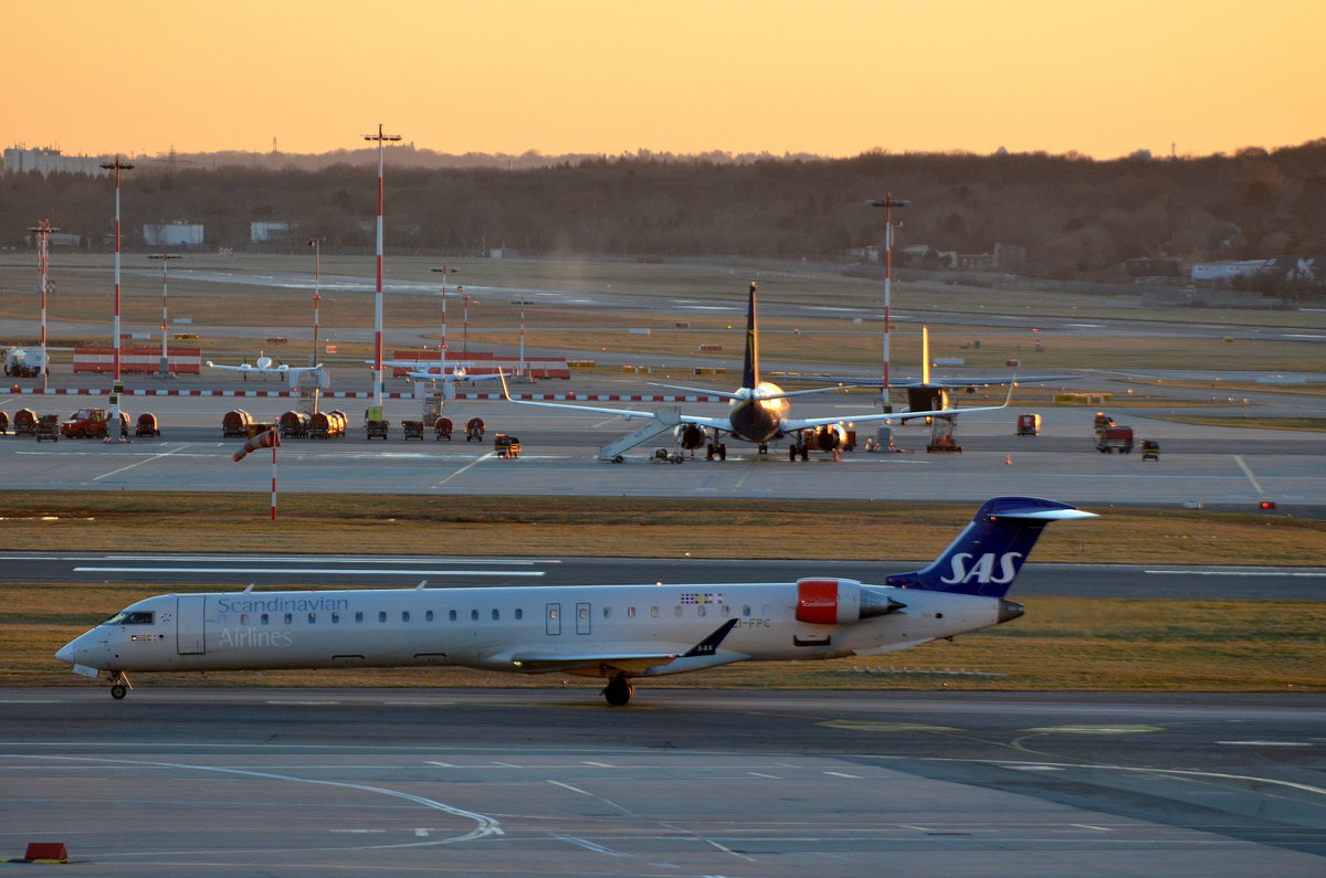 Scandinavian Airlines Bombardier CRJ-900LR EI-FPC am Airport Hamburg Helmut Schmidt aufgenommen am 20.03.18