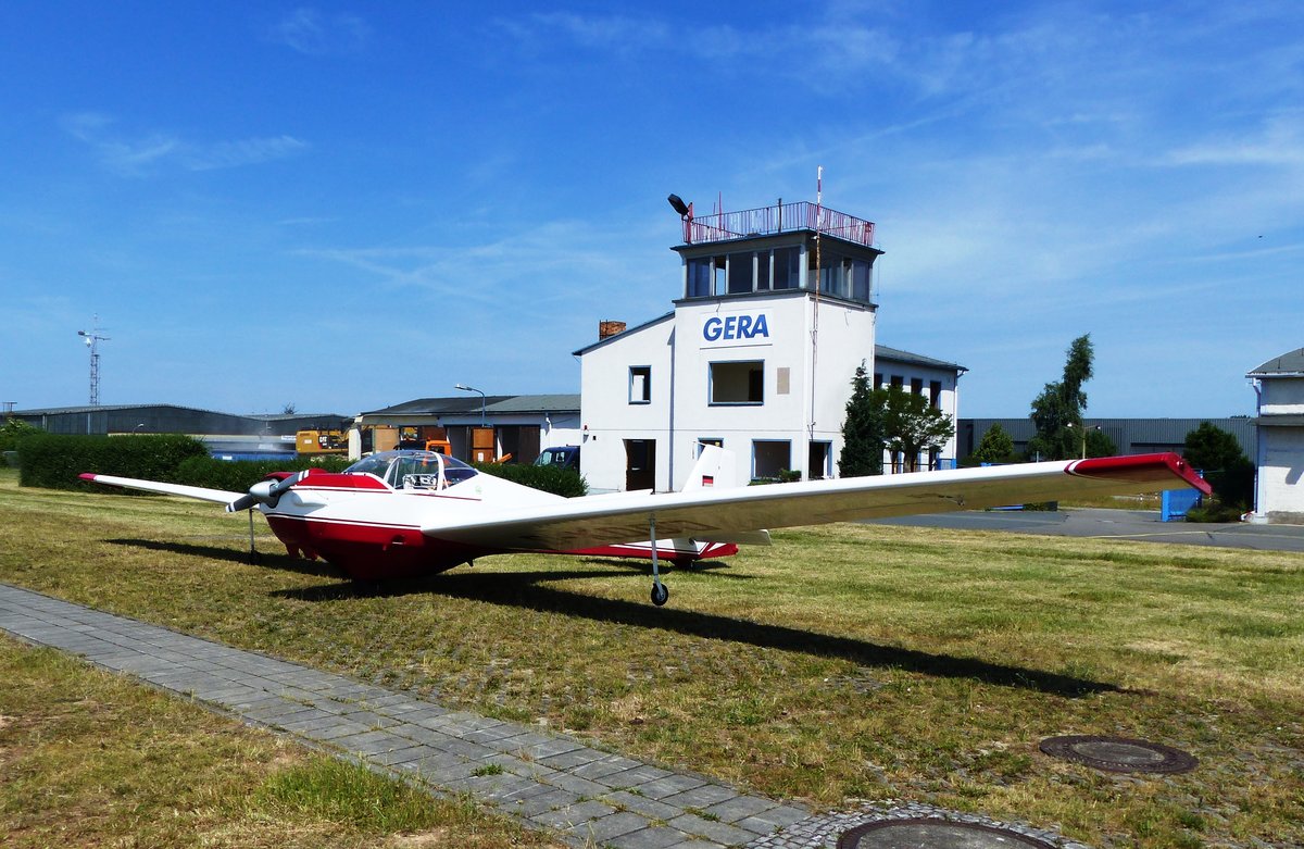 Scheibe SF-25 C Falke, D-KDBJ vor dem alten Tower in Gera (EDAJ) am 21.6.2017. Der Turm wird am 23.Juni abgerissen und so verliert Geras Flugplatz sein Wahrzeichen.