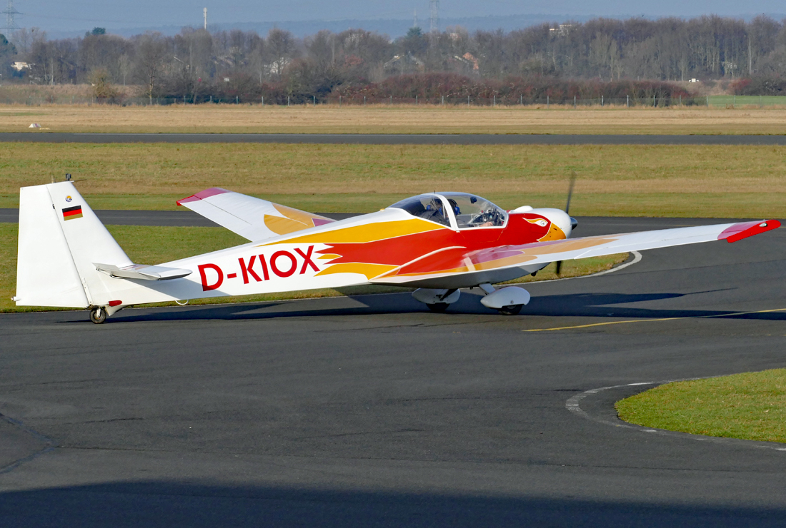 Scheibe SF-25C Falke, D-KIOX, auf dem Rollweg in EDKB - 21.12.2016