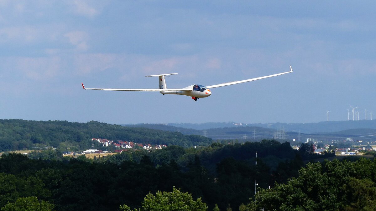 Schempp Hirth Discus CS, D-3918 vor der Landung auf der Piste 25 in Coburg Steinrücken (EDQY) am 16.7.2022