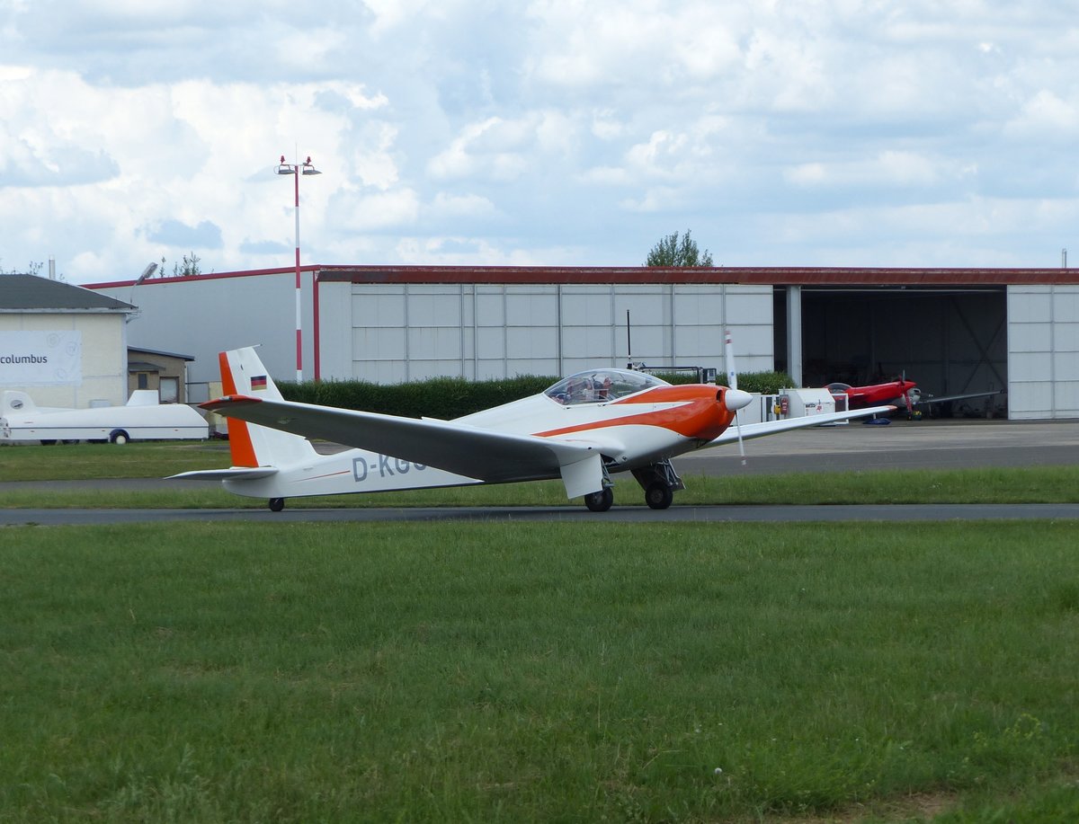 Schleicher ASK-16, D-KGOR auf dem Taxiway in Gera (EDAJ) am 1.6.2018