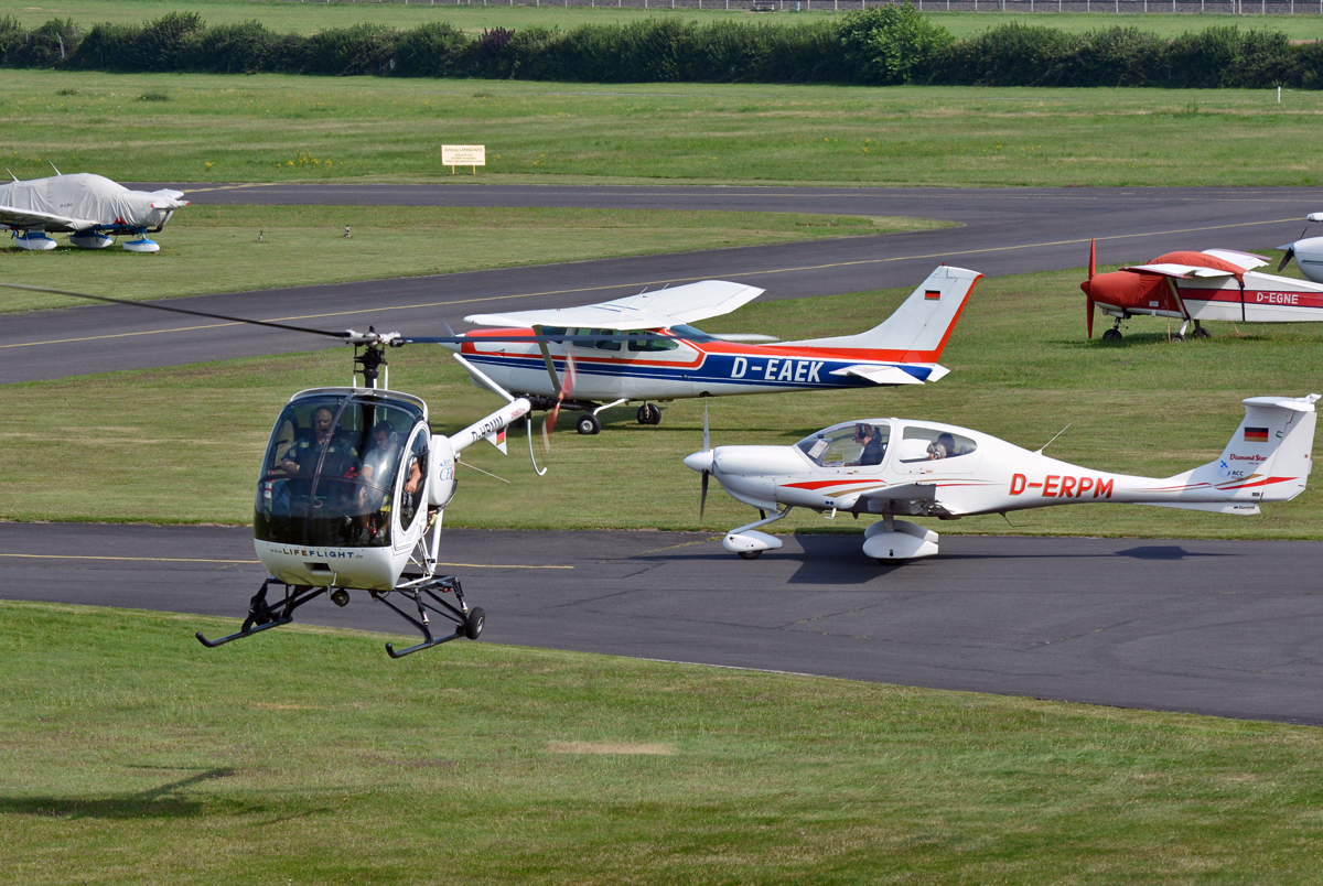 Schweizer 300 CBi D-HBMM, DA-40-180 D-ERPM und weitere Flieger auf dem Flugplatz Bonn-Hangelar - 22.08.2015