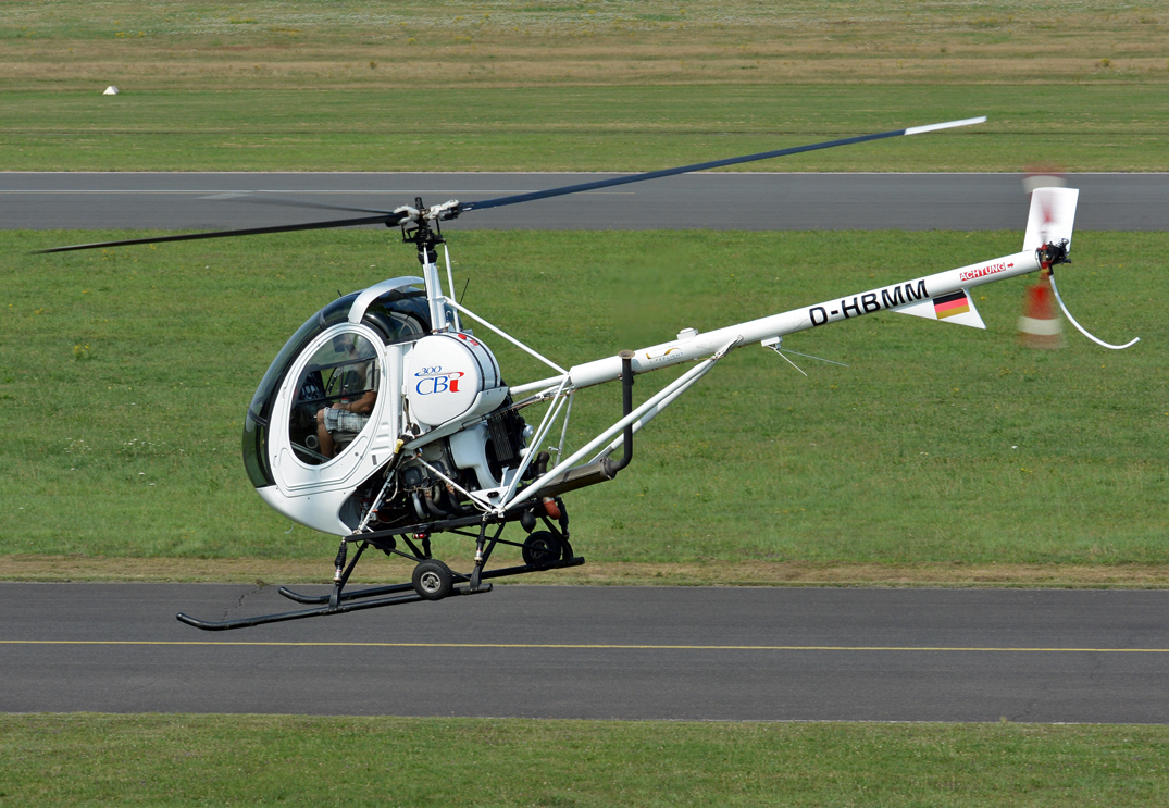 Schweizer 300 CBi (Hu 269/300), D-HBMM  Life Flight  beim Start in EDKB - 22.08.2015