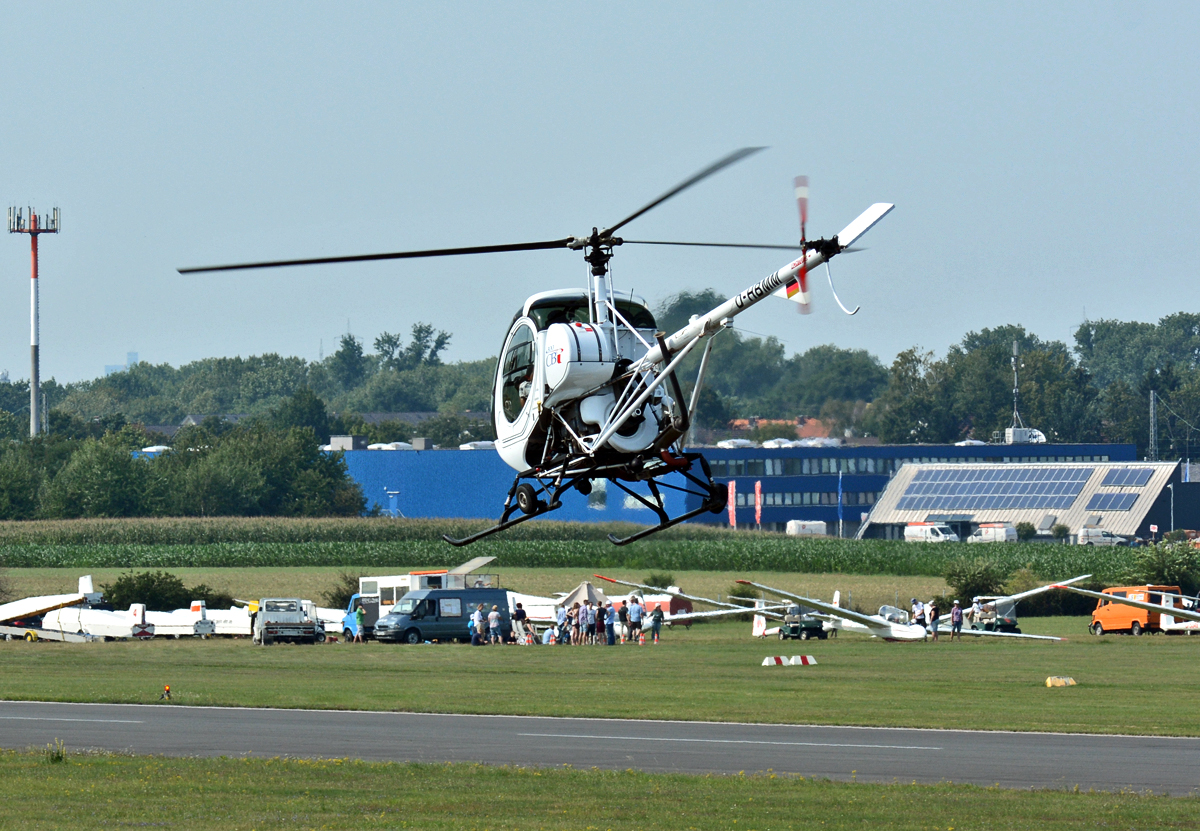 Schweizer 300 CBi (Hu 269/300) D-HBMM  Life Flight , beim Start in Bonn-Hangelar 22.08.2015