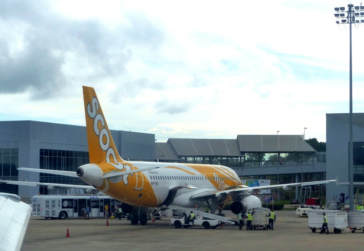 SCOOT, Airbus A 320-232, 9V-TAU am Gate in Krabi (KBV) am 8.11.2018