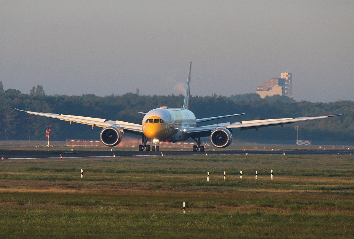 SCOOT, Boeing B 787-8 Dreamliner, 9V-OFK, TXL, 06.10.2019