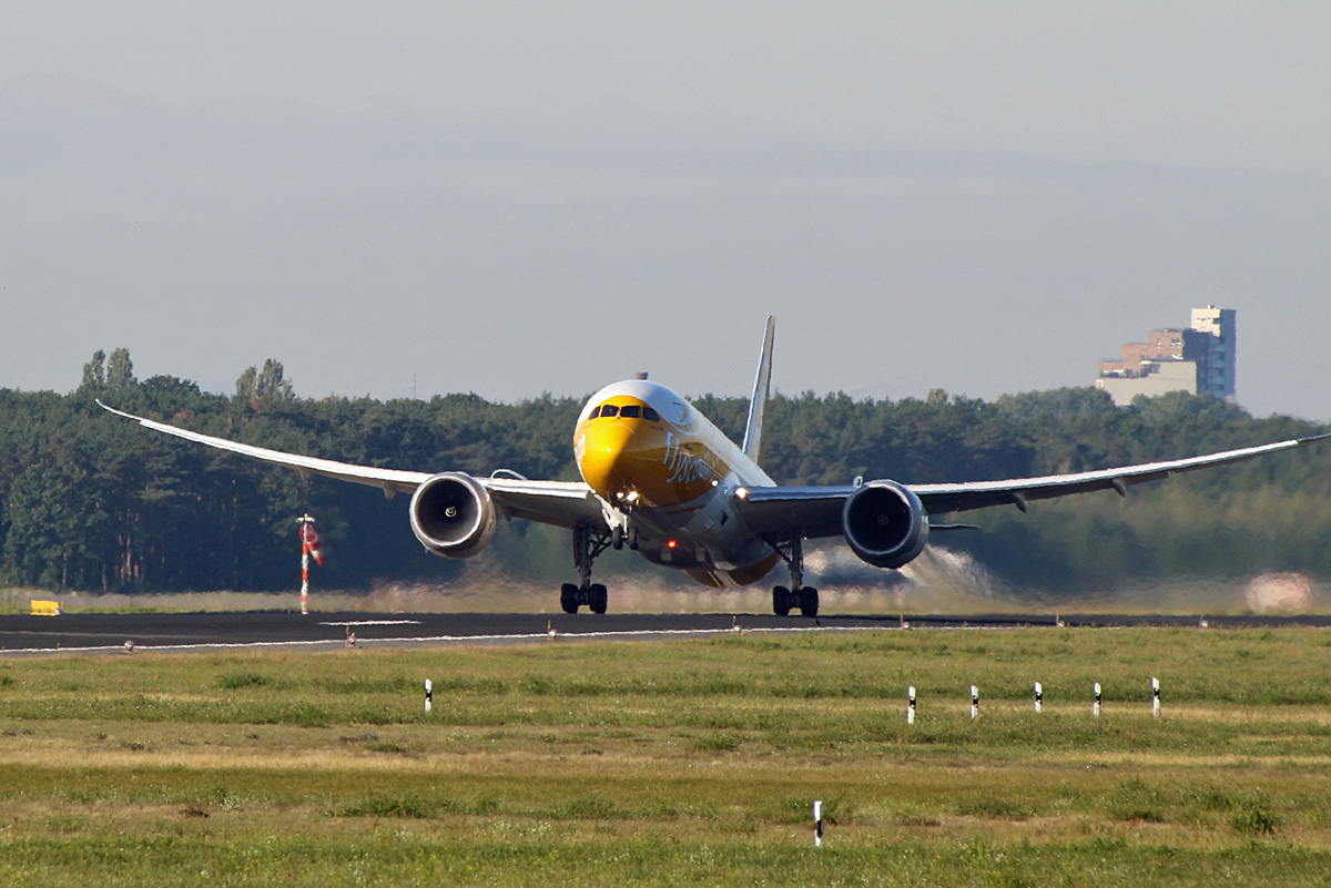 SCOOT, Boeing B 787-8 Dreamliner, 9V-OFK, TXL, 06.10.2019
