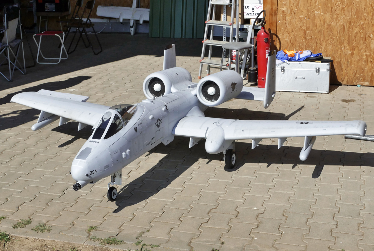 Sehr schönes Flugmodell einer Fairchild-Republic A-10 (Warzenschwein) am UL-Flugplatz Müggenhausen - 02.09.2018