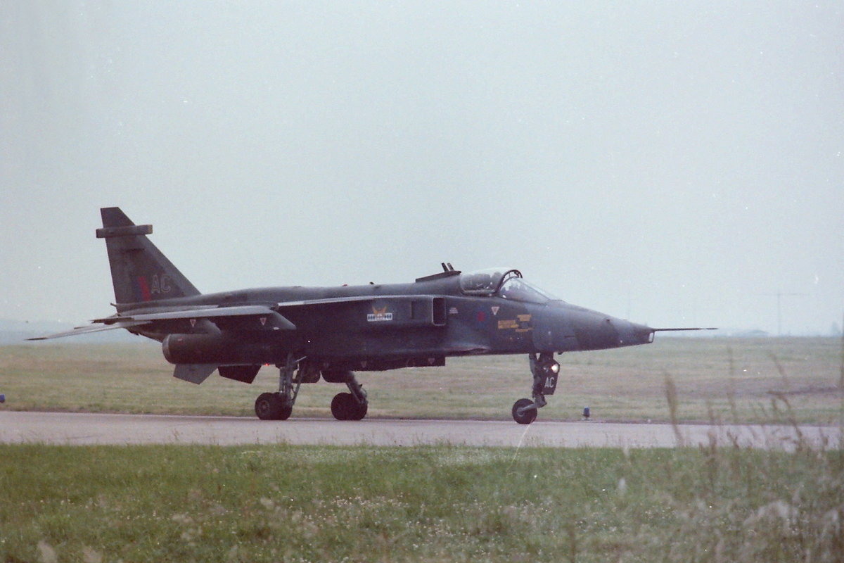 SEPECAT Jaguar GR1 der Royal Air Force beim Flugtag zum 30jährigen Jubiläum der Canadian Air Force Base Baden-Söllingen. Die Maschine gehörte vmtl. zur No II(AC) Squadron und war in Laarbruch stationiert. Aufnahme aus dem Juni 1983.