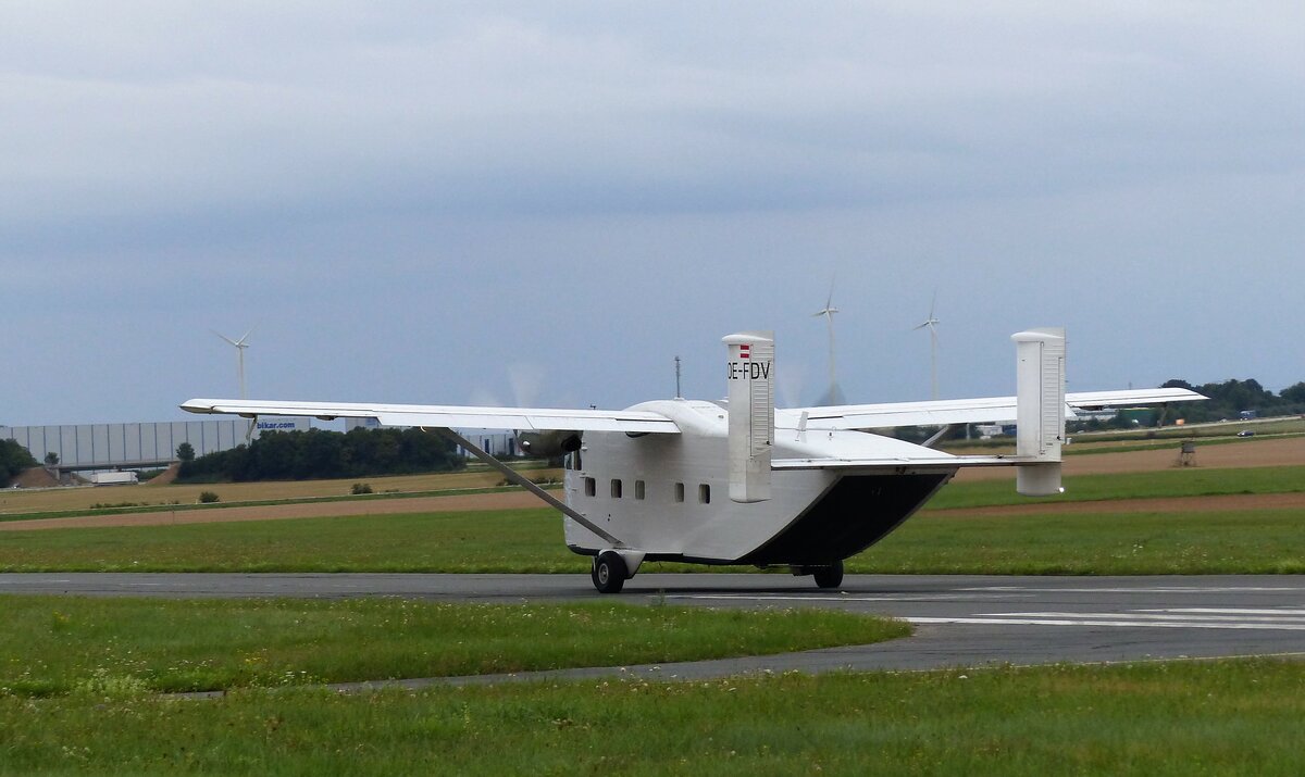 Short SC-7 Skyvan 3M-400, OE-FDV beim Start auf der Piste 06 in Gera zum absetzen von 24 Fallschirmspringern am 26.8.2023
