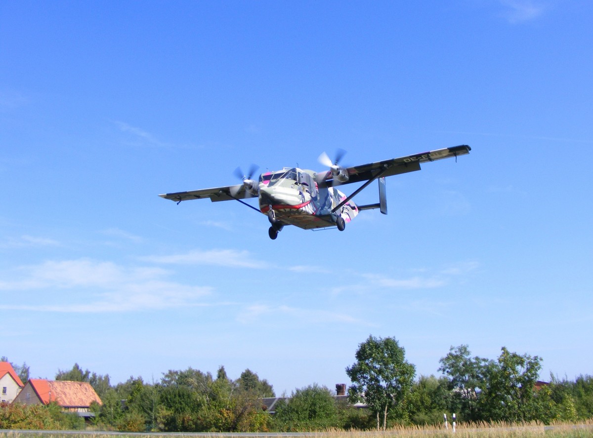 Short SC-7 Skyvan, OE-FDI ( Pink Aviation ) im Endanflug auf die Piste 24 in Gera (EDAJ) am 12.9.2015