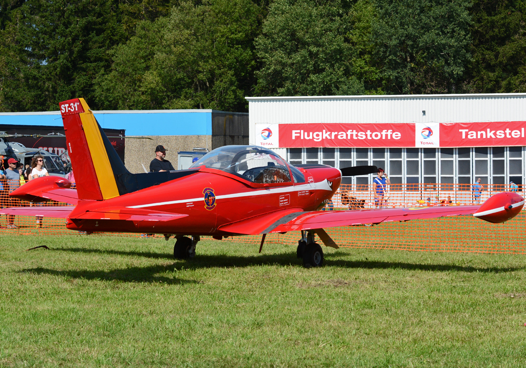Siai SF-260, ST-31 der  Red Devils , Kunstflugstaffel der Belgischen Luftwaffe in Breitscheid - 29.08.2015