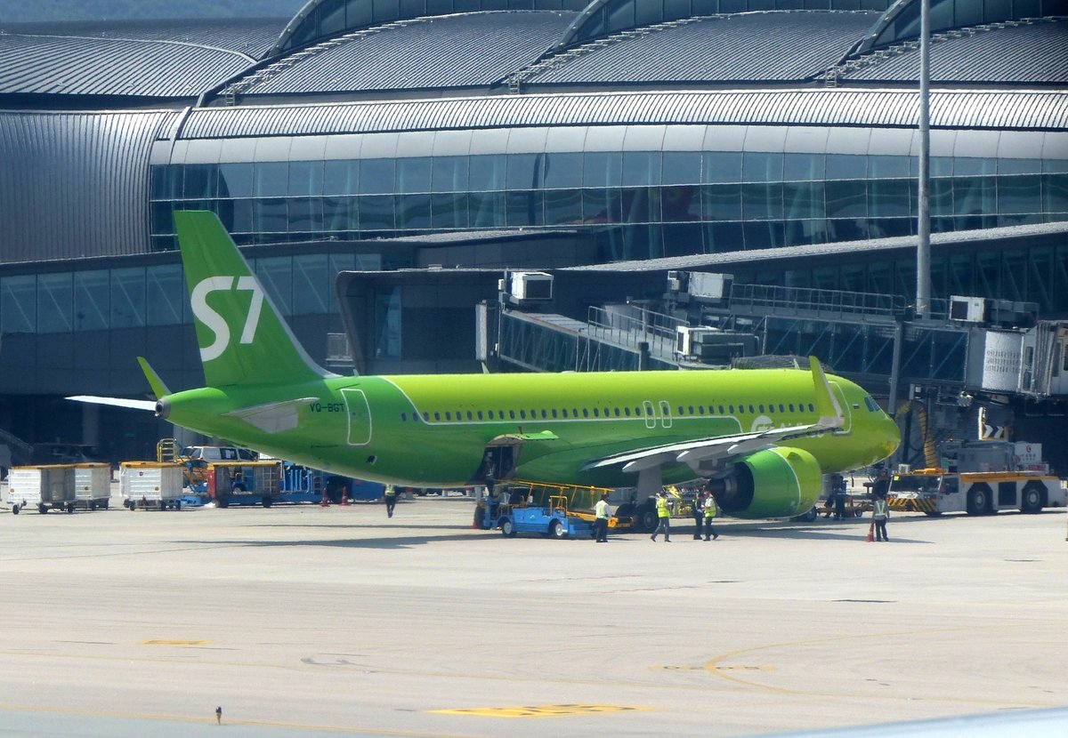 Siberia S 7, Airbus A 320-271 N, VQ-BGT am Gate in Hong Kong (HKG) am 12.9.2019