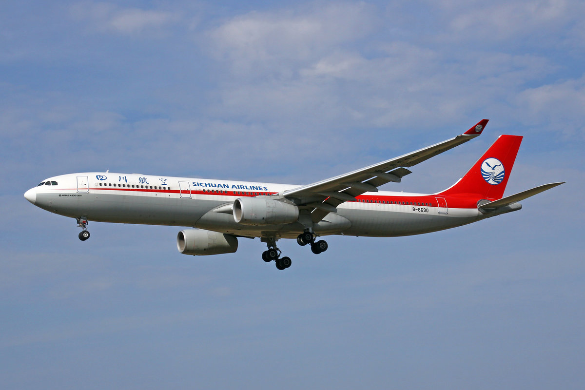 Sichuan Airlines, B-8690, Airbus A330-343E, msn: 1825, 01.August 2018, ZRH Zürich, Switzerland.