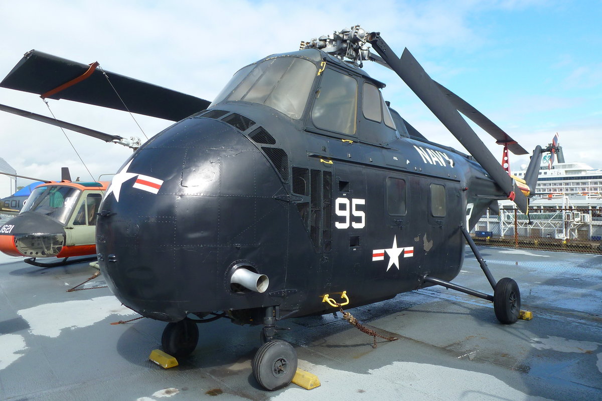 Sikorsky HO4S-1 Chickasaw der Helicopter Utility Squadron 2 (HU-2) auf der Naval Air Station Lakehurst, New Jersey. Serien-Nr. 1308, 95. Intrepid Sea, Air & Space Museum, New York-Manhattan. Aufnahmedatum: 26.09.2018. 