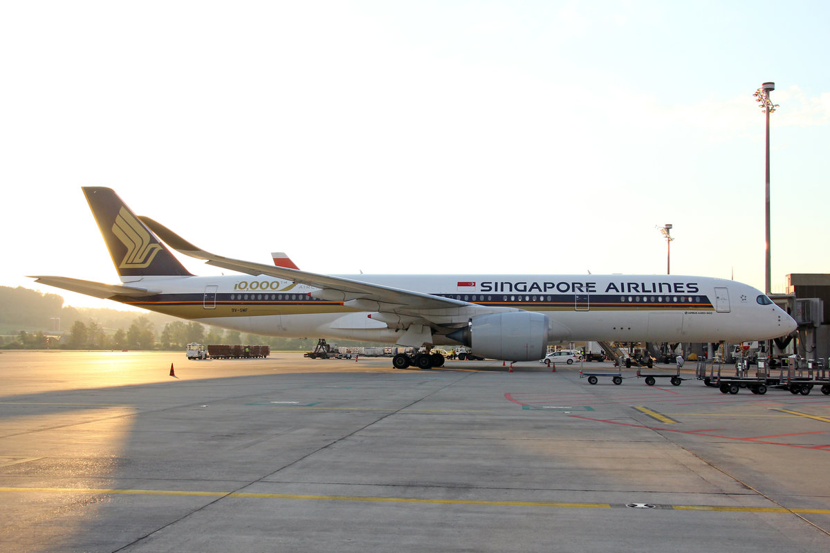 Singapore Airlines, 9V-SMF, Airbus A350-941, msn: 54,  10,000 Airbus  Aircraft  Sticker, 01.August 2020, ZRH Zürich, Switzerland.