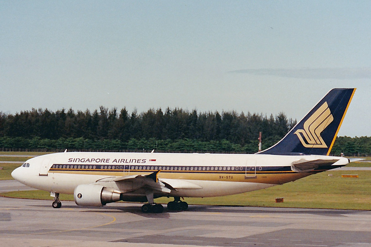 Singapore Airlines, 9V-STU, Airbus A310-324, msn: 548, Juni 1992, SIN Changi, Singapore. Scan aus der Mottenkiste.