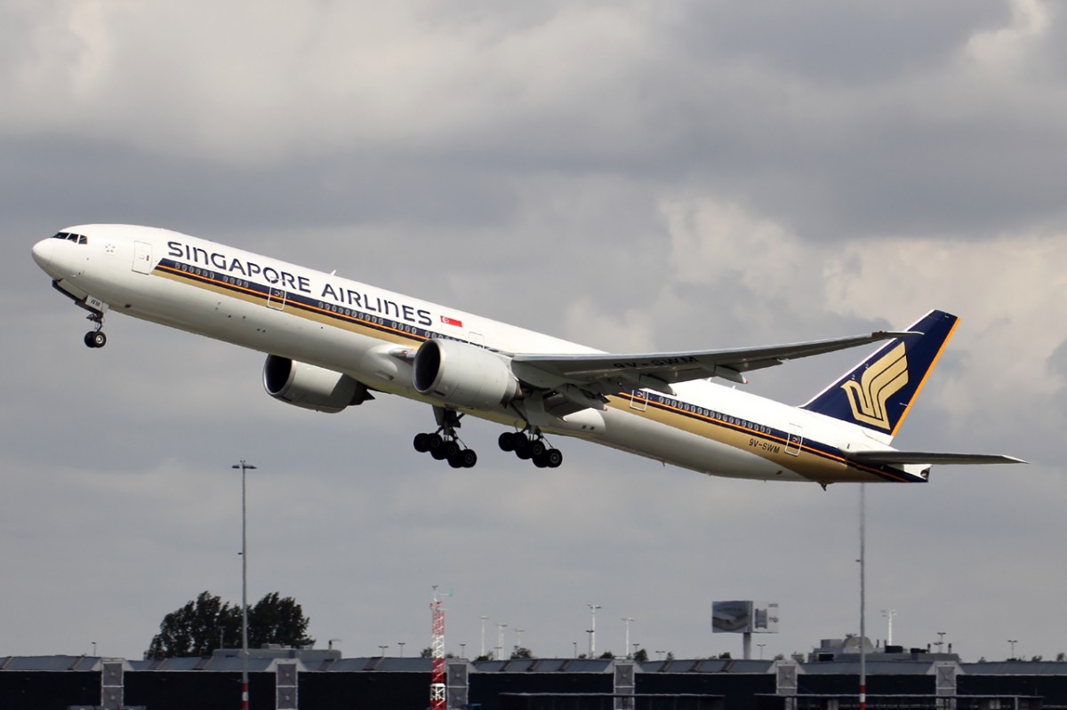 Singapore Airlines 9V-SWM beim Start in Amsterdam 20.5.2015