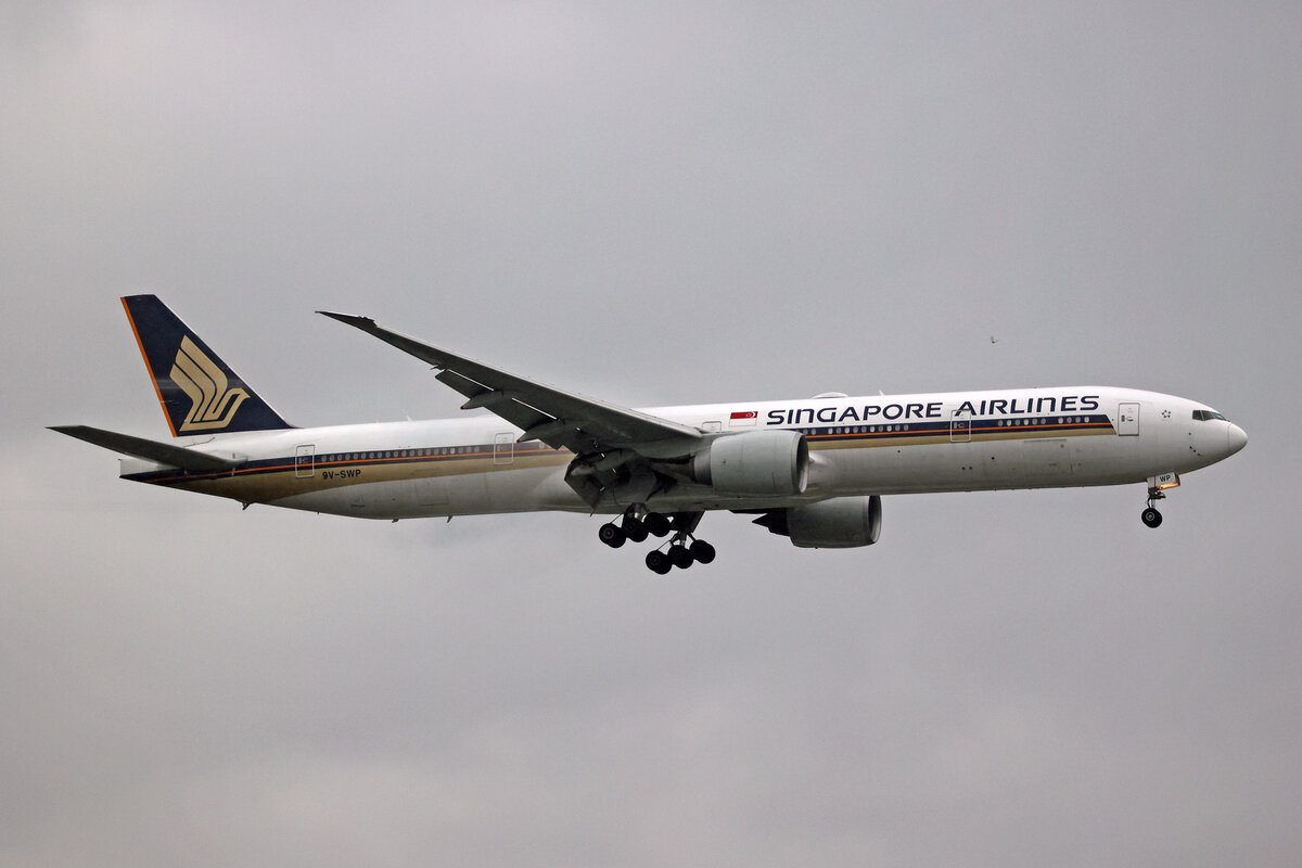 Singapore Airlines, 9V-SWP, Boeing B777-312ER, msn: 34581/710, 04.Juli 2023, LHR London Heathrow, United Kingdom.