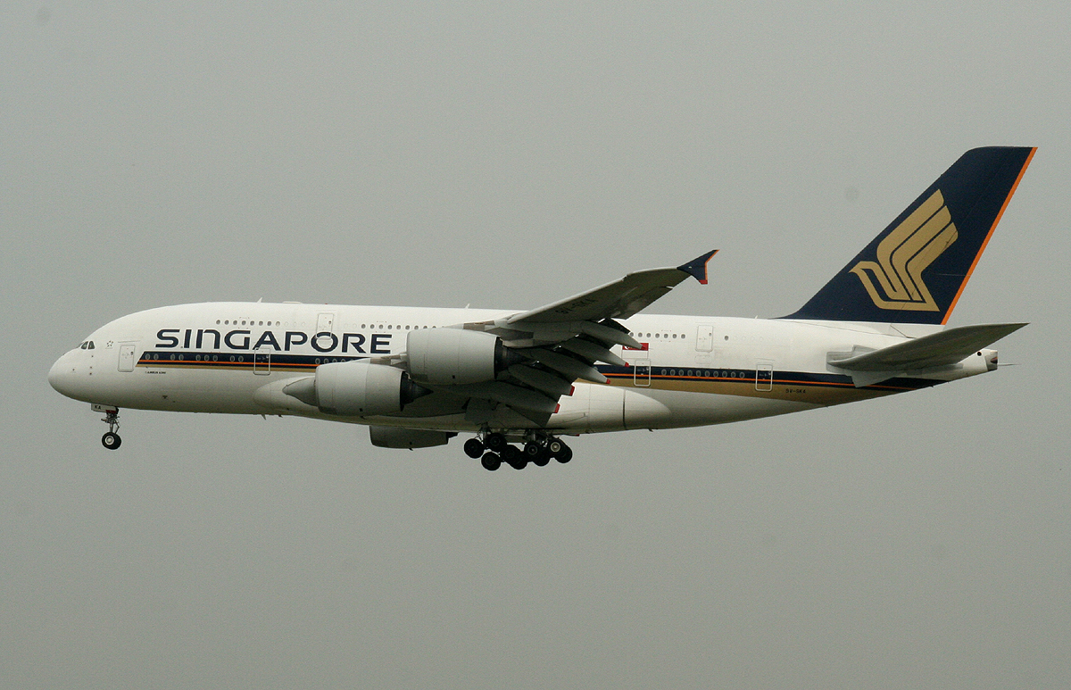 Singapore Airlines A 380-841 9V-SKA bei der Landung in Frankfurt am 11.06.2013