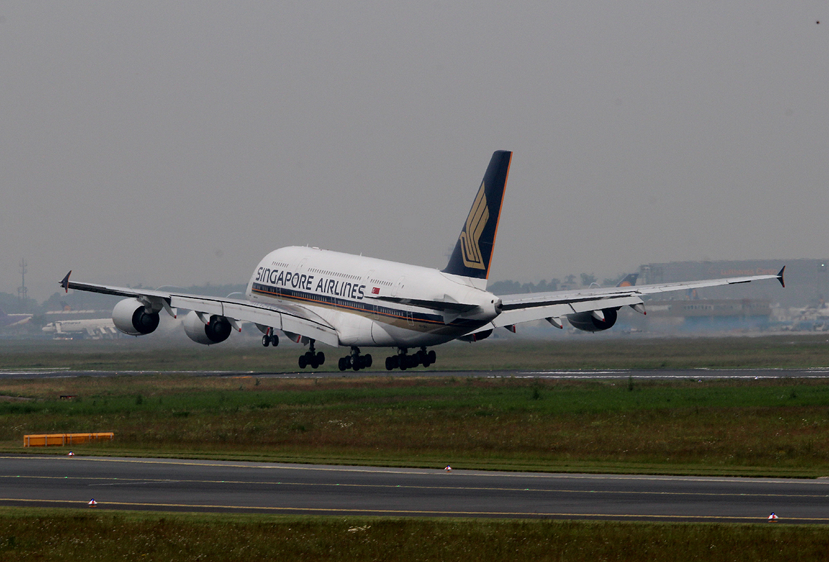 Singapore Airlines A 380-841 9V-SKA bei der Landung in Frankfurt am 11.06.2013