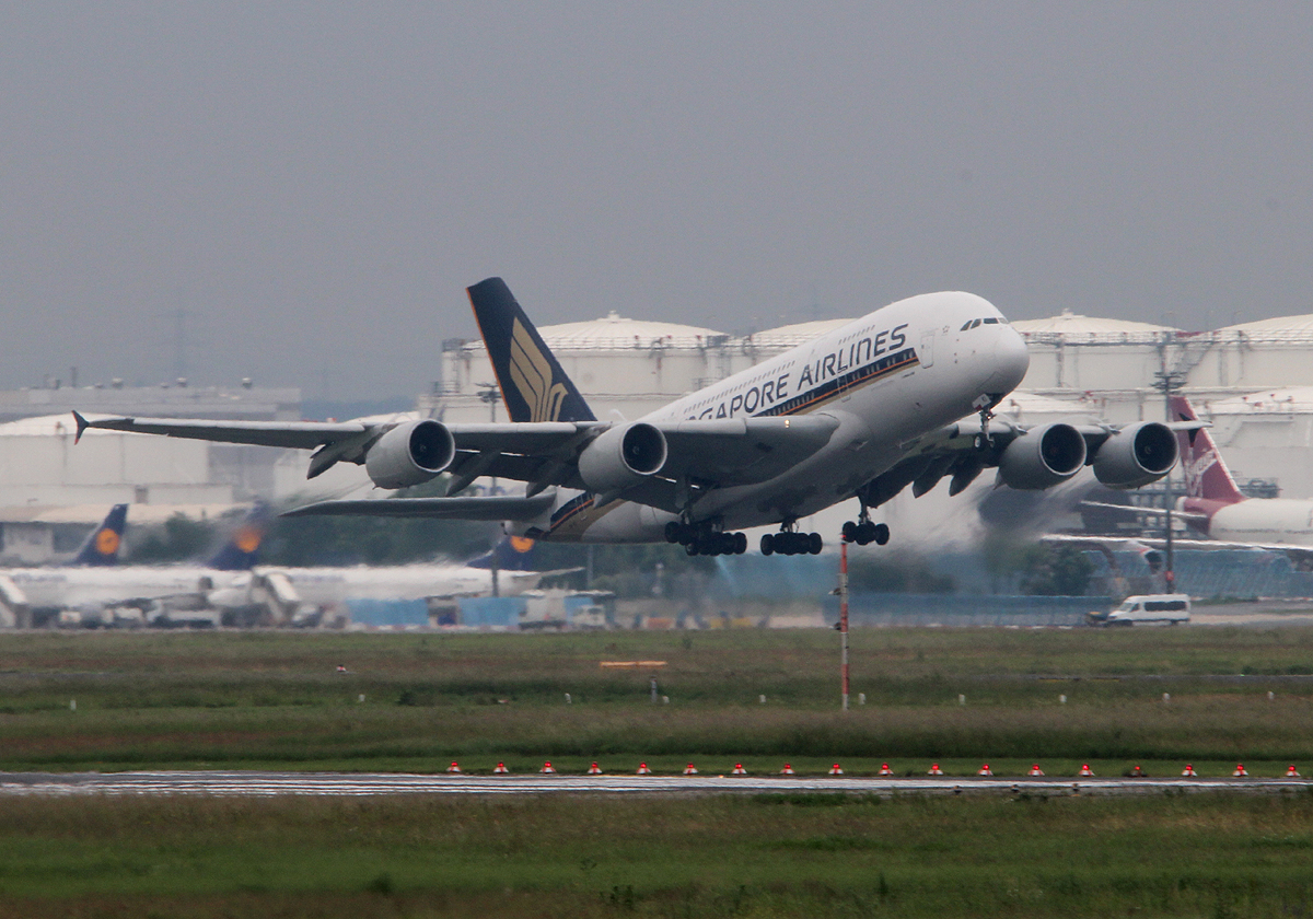 Singapore Airlines A 380-841 9V-SKI beim Start in Frankfurt am 10.06.2013
