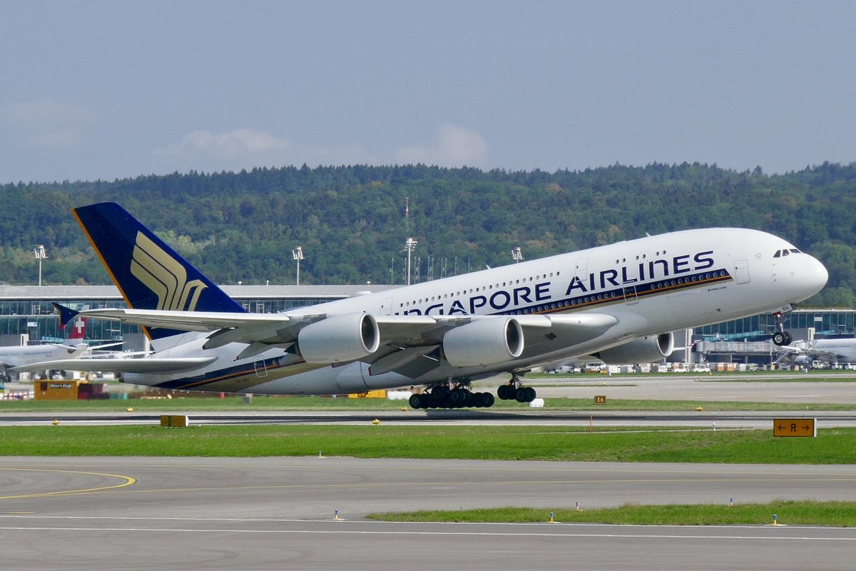 Singapore Airlines A380-841 (A388) 9V-SKU hebt ab am 15.9.18 in Zürich.