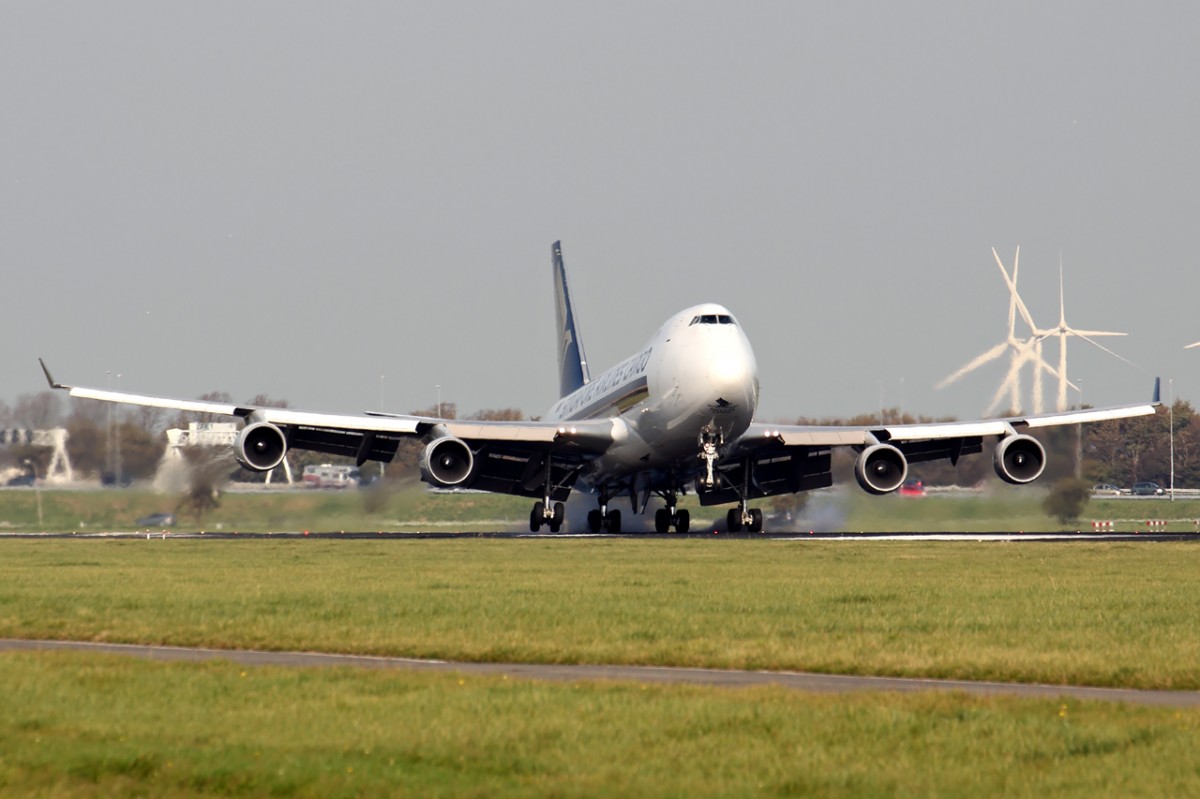 Singapore Cargo 9V-SFN bei der Landung in Amsterdam 1.11.2014