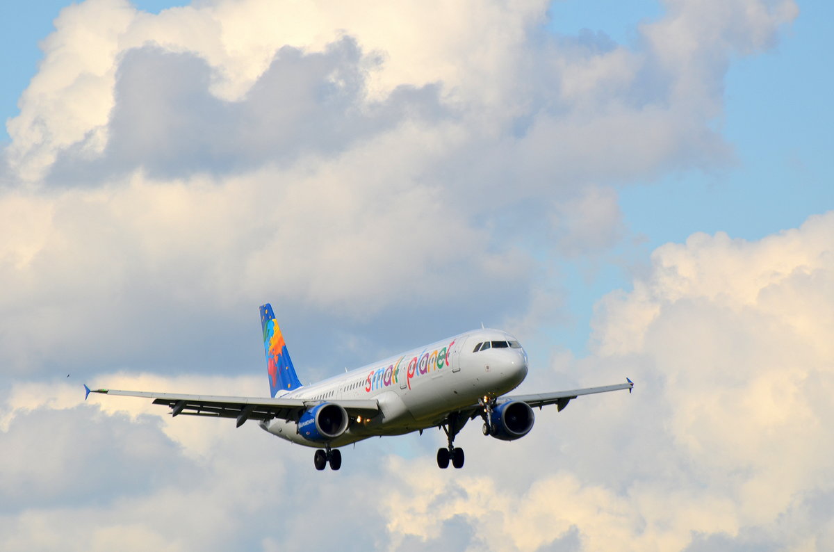 Small Planet Airlines Poland Airbus A321 SP-HAY im Anflug auf Hamburg Fuhlsbüttel am 02.10.16