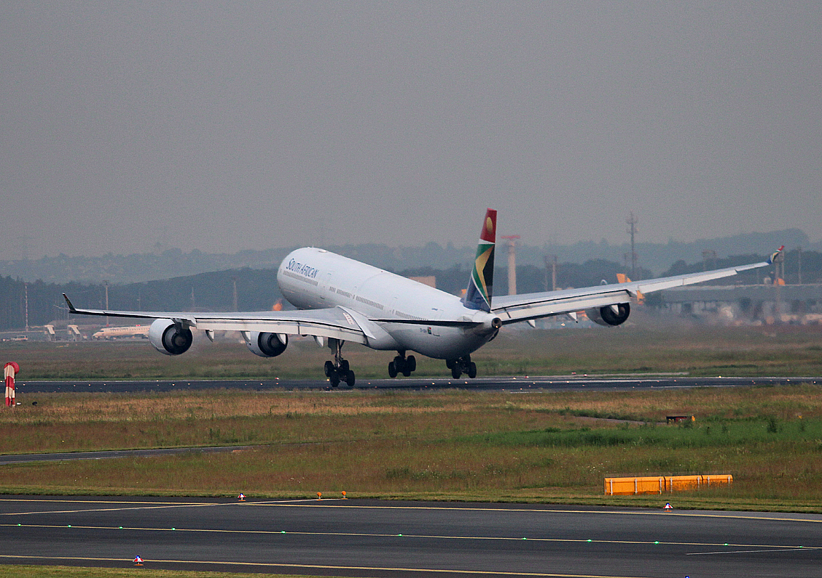 South African Airlines A 340-642 ZS-SNH bei der Landung in Frankfurt am frhen Morgen des 12.06.2013