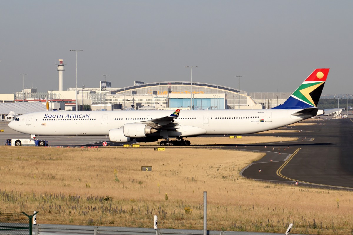 South African Airways ZS-SNB wird zur Abstellposition in Frankfurt geschleppt 17.6.2015