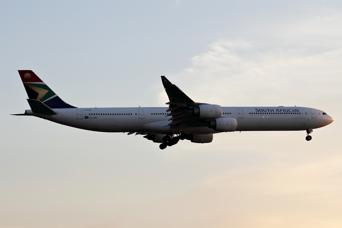 South African ZS-SNE am frühen morgen beim Landeanflug in Frankfurt 19.7.2014