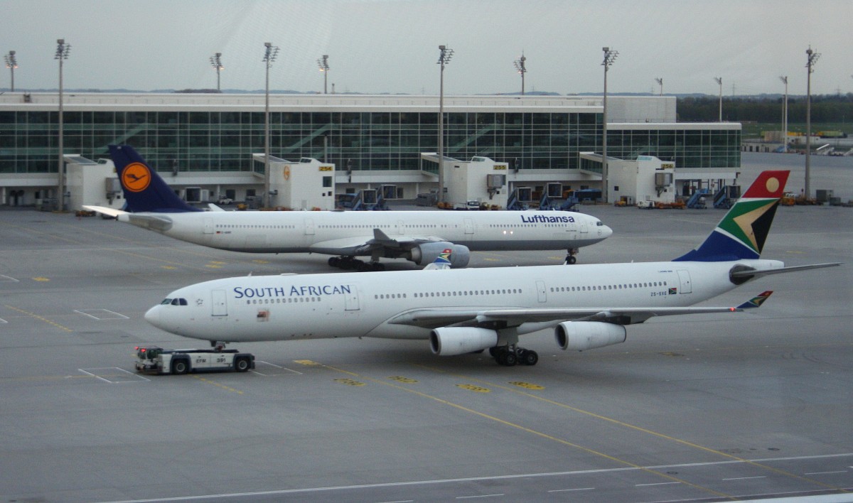 South African,ZS-SXE,(c/n 646),Airbus A340-313,22.04.2015,MUC-EDDM,München,Germany(hinten:Lufthansa,D-AIHR,Airbus A340-642)