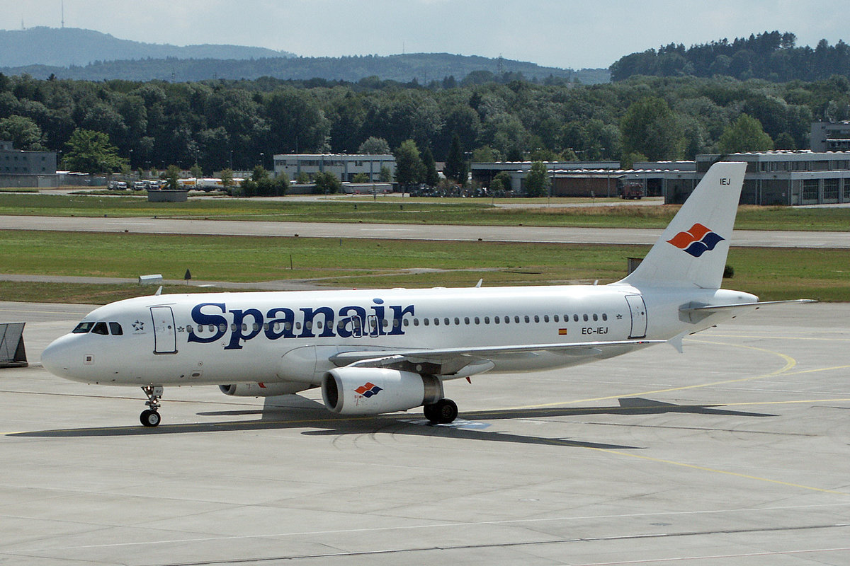 Spanair, EC-IEJ, Airbus A320-232, msn: 1749, 05.Juli 2003, ZRH Zürich, Switzerland.