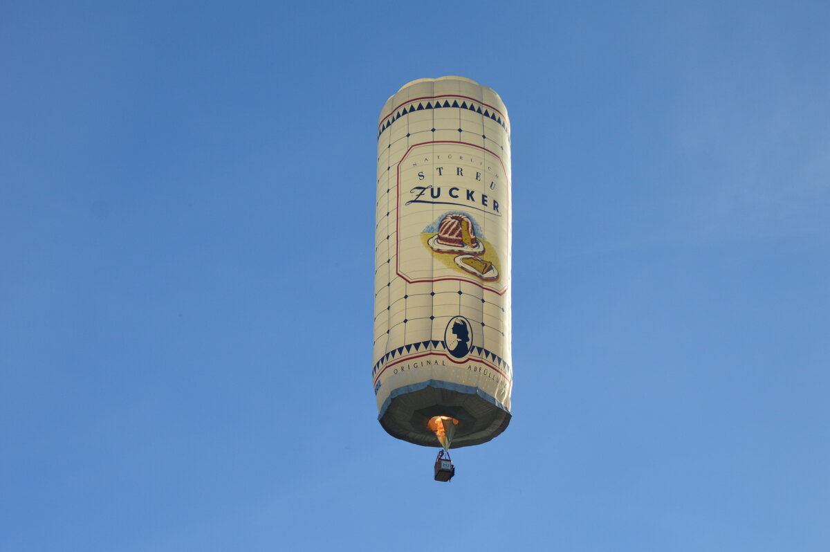Start der Heißluftballone bei der Warsteiner Internationale Montgolfiade (WIM 2023) am Montag, den 4.9.2023 auf dem Gelände der Warsteiner Brauerei.
Sonderform  Zuckerdose  HB-QYZ mit einem Volumen von 2850 m3 und einer Höhe von 32 m