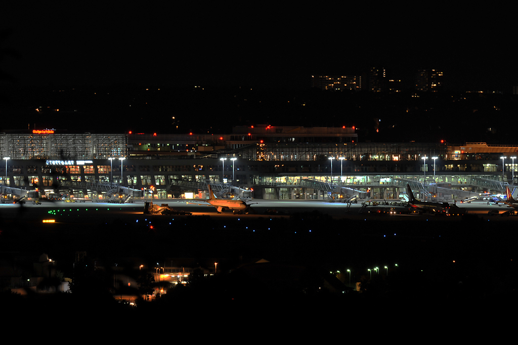 STR/EDDS bei Nacht von der Weidacher Höhe aus 06.08.2016