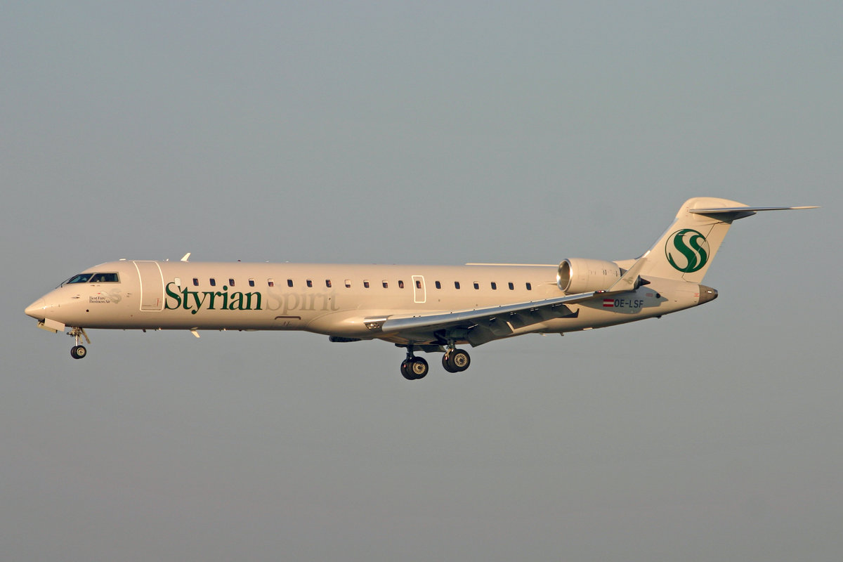 Styrian Airways, OE-LSF, Bombardier CRJ-700, msn: 10217, 31.August 2005, ZRH Zürich, Switzerland.