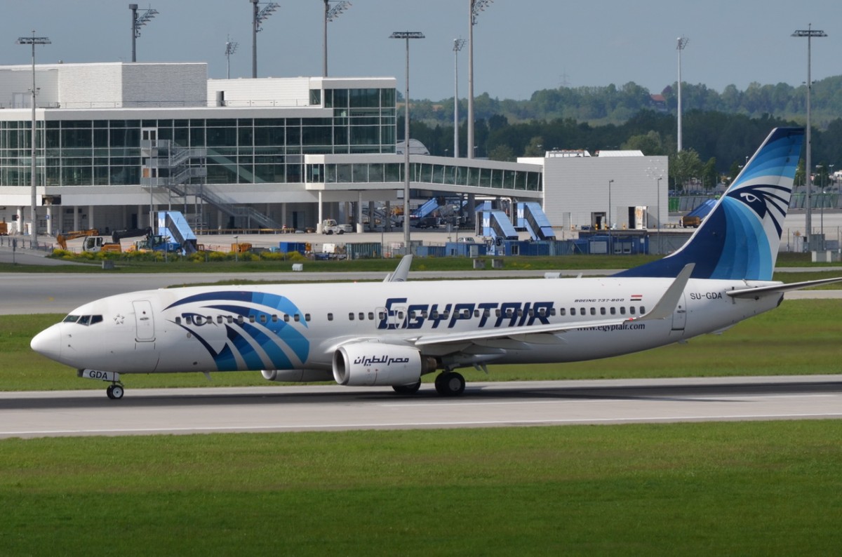 SU-GDA EgyptAir Boeing 737-866(WL)  beim Start in München am 10.05.2015