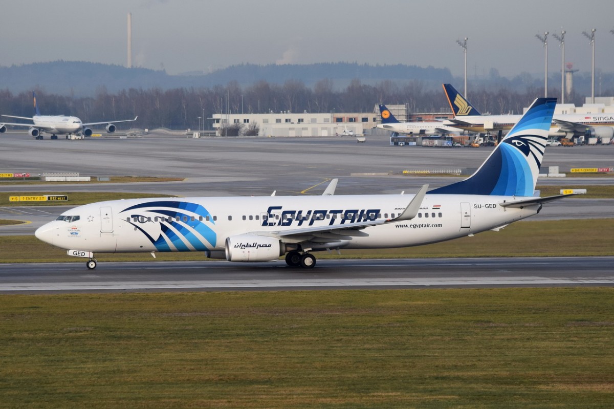 SU-GED EgyptAir Boeing 737-866(WL)   in München beim Start am 11.12.2015