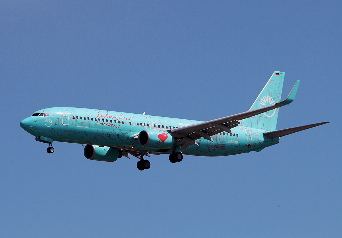 Sun Express Germany B 737-8HX D-ASXO bei der Landung in Berlin-Tegel am 11.07.2015