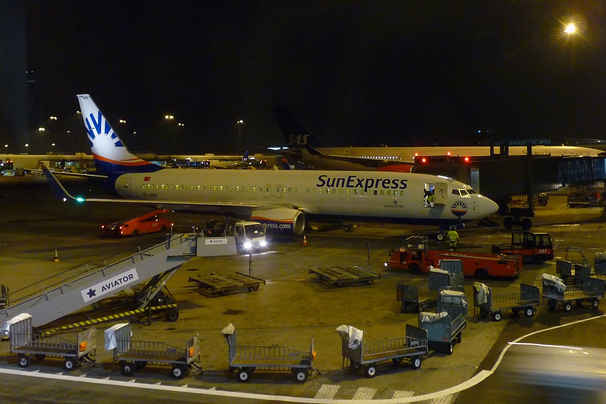 Sun Express TC-SNV Boeing 737 Next Gen am Terminal C in Kastrup, 24.10.2015