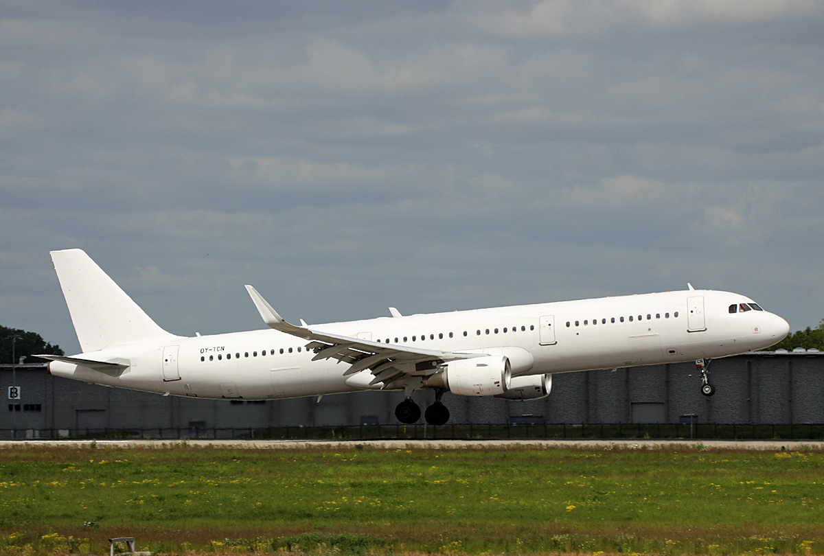 SunClass Airlines, Airbus A 321-211, OY-TCN, BER, 18.05.2023