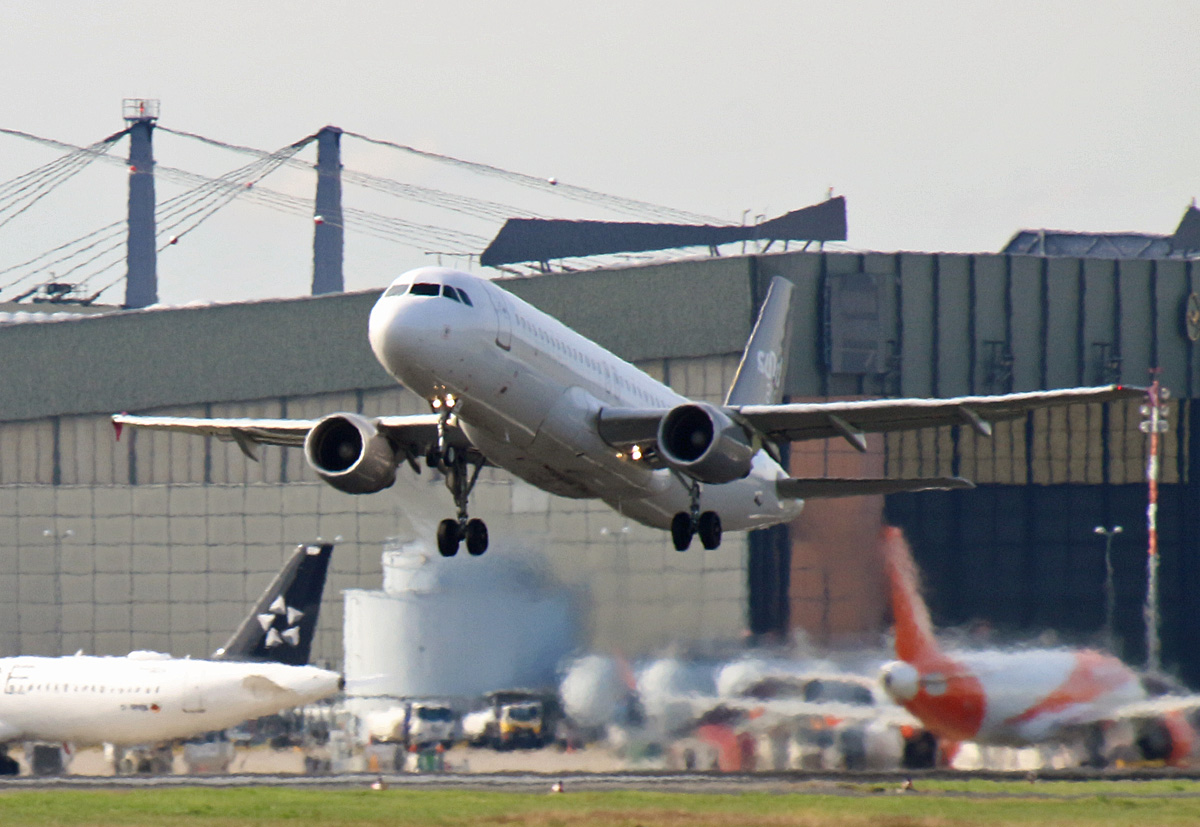 SundAir, Airbus A 320-214, D-ASEE, TXL, 06.10.2019
