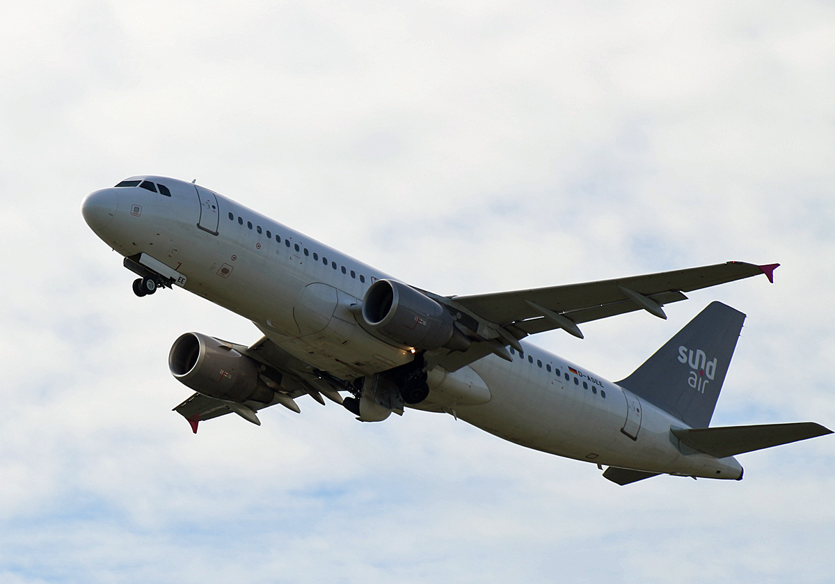 SundAir, Airbus A 320-214, D-ASEE, TXL, 06.10.2019