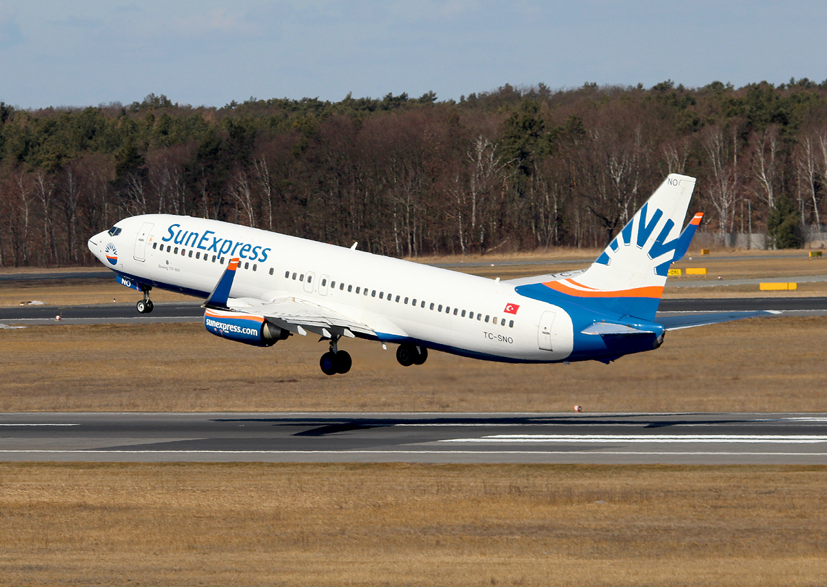 SunExpres B 737-8HC TC-SNO beim Start in Berlin-Tegel am 07.04.2013