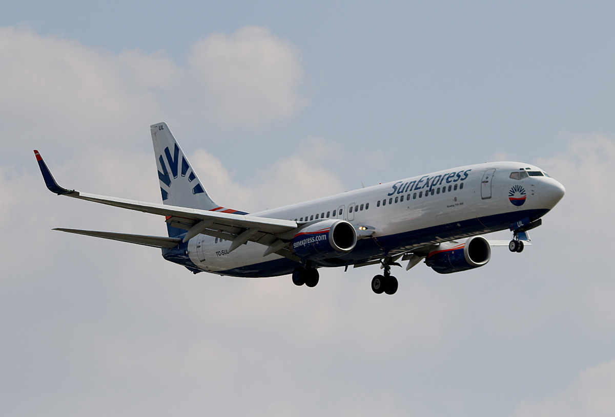 SunExpress B 737-85F TC-SUL bei der Landung in Berlin-Tegel am 08.08.2014
